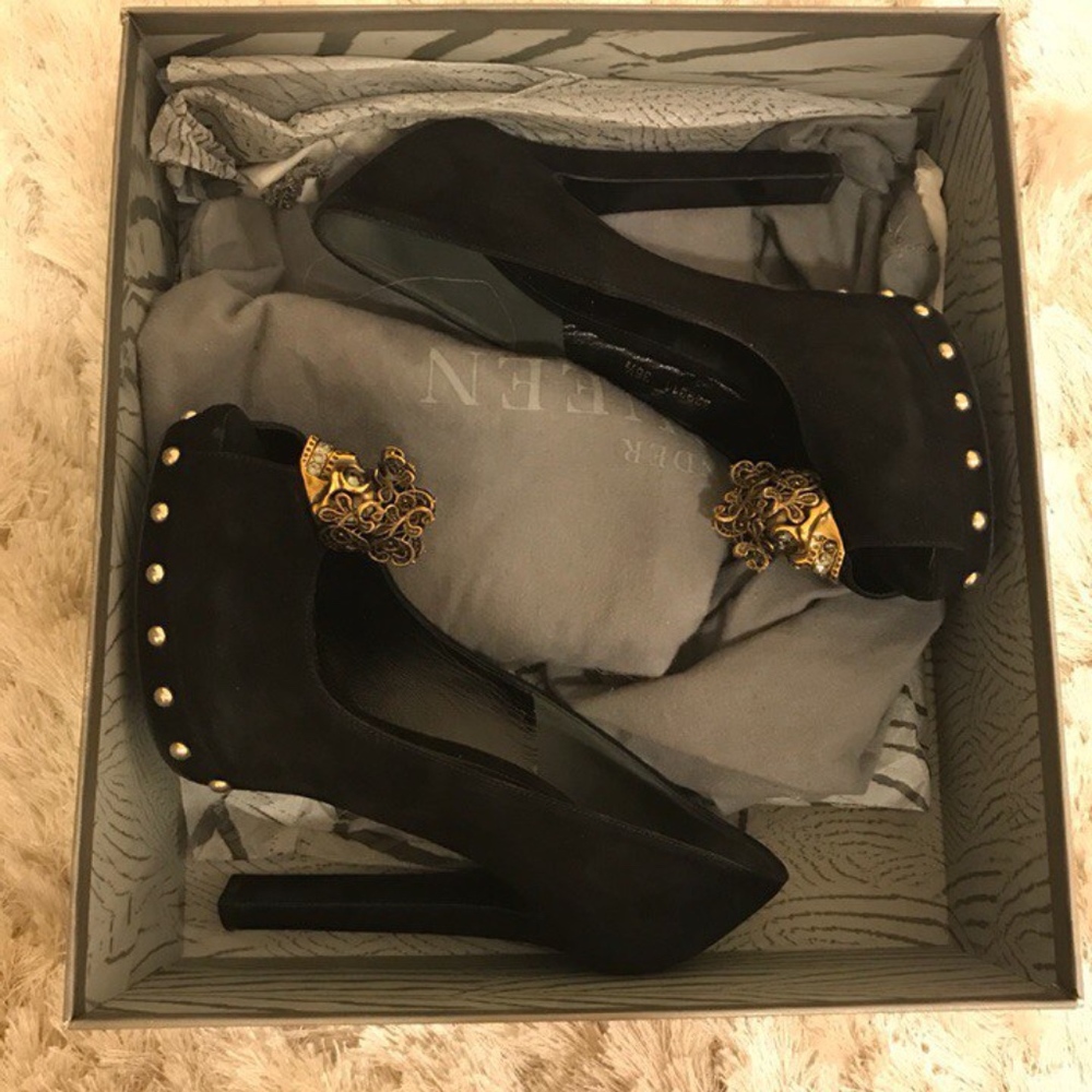 Alexander McQueen Black Suede Skull Heels US 6,5-7 - Picture 1 of 5